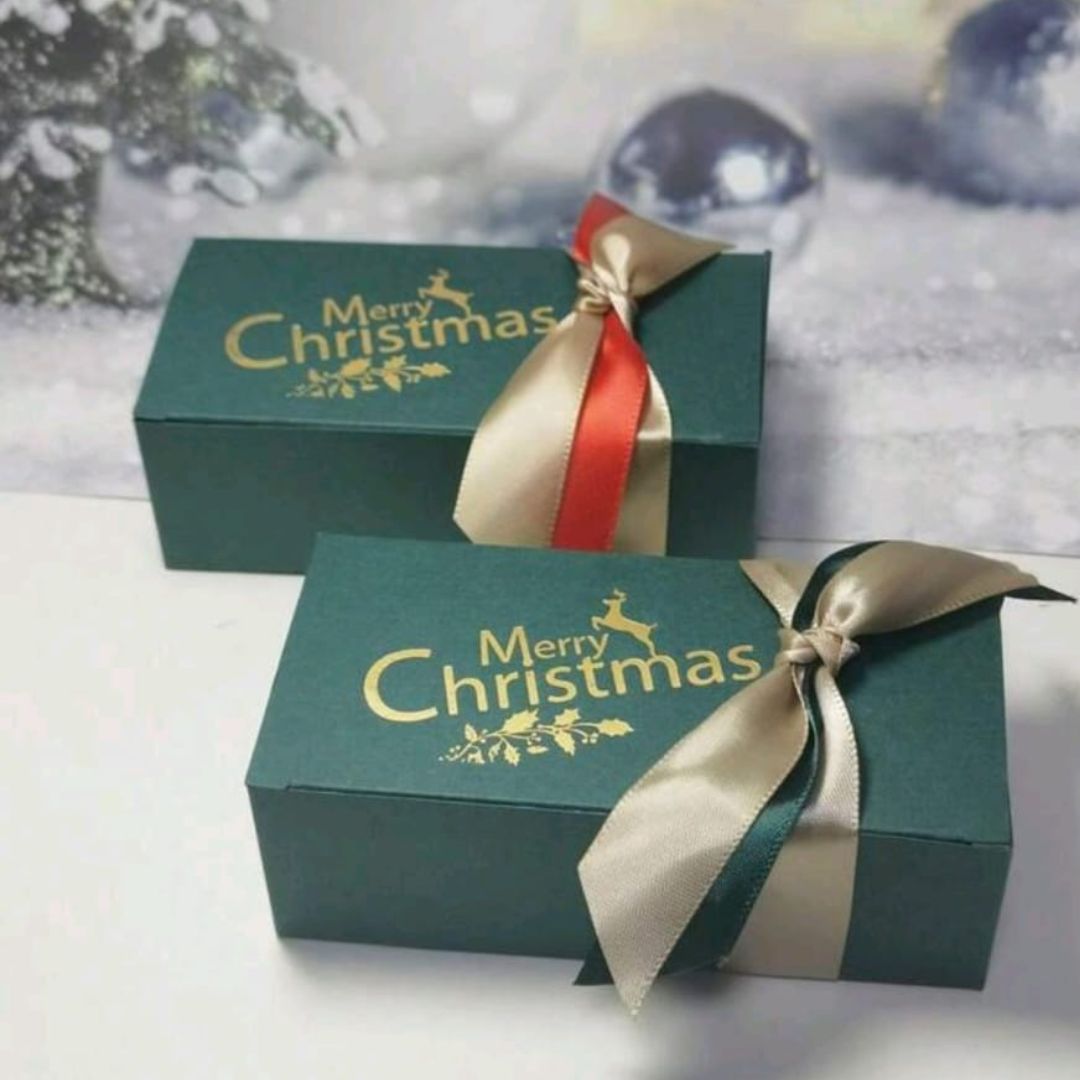 SCATOLINA VERDE CON NASTRO ROSSO 12X6X4